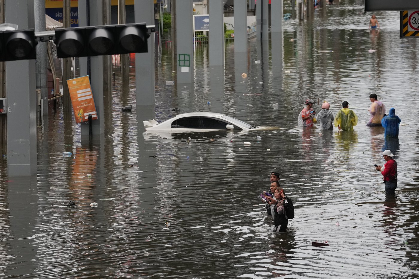 Rain eases in Bangkok but persistent flooding forces thousands to leave home | iNFOnews.ca Rain eases in Bangkok but persistent flooding forces thousands to leave home | iNFOnews.ca
