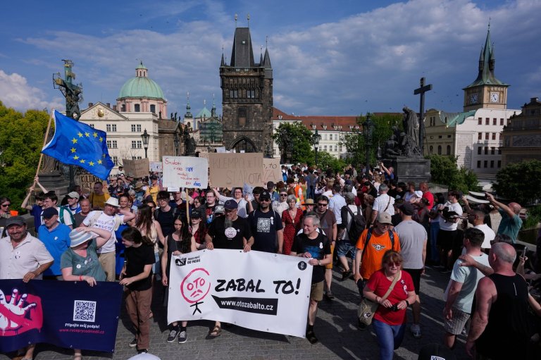 Thousands of Czechs rally against a government plan to overhaul the funding of public broadcasters | iNFOnews.ca