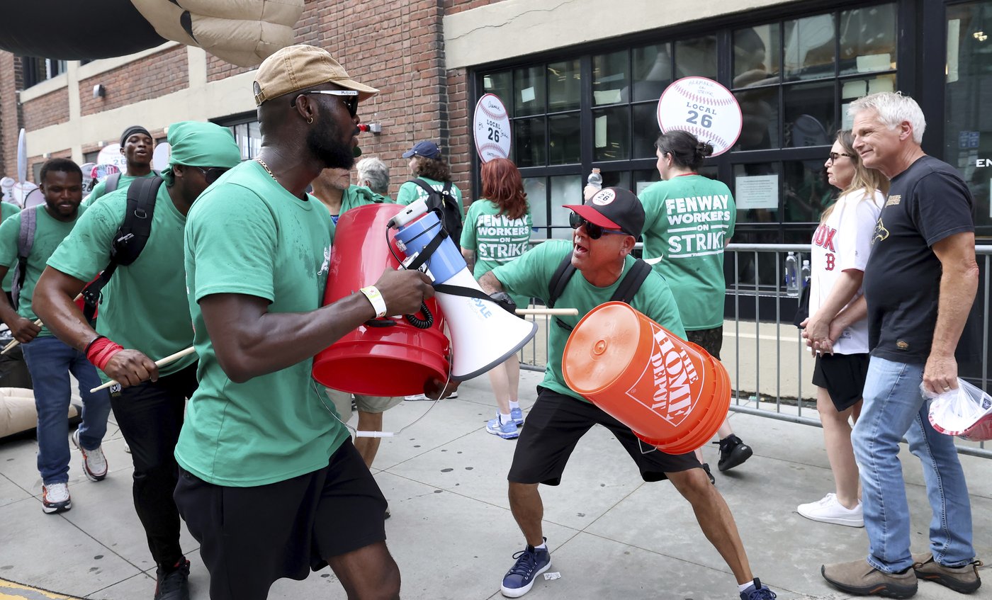 Beer and food workers on strike at Fenway Park for homestand between Dodgers and Red Sox | iNFOnews.ca