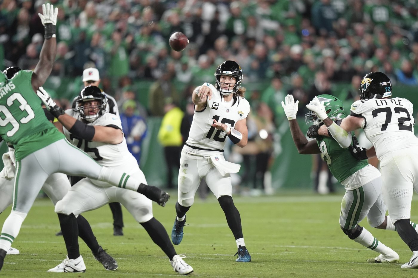 Saquon Barkley shines with backward leap, 2 touchdowns in Eagles' 28-23 win over Jaguars | iNFOnews.ca