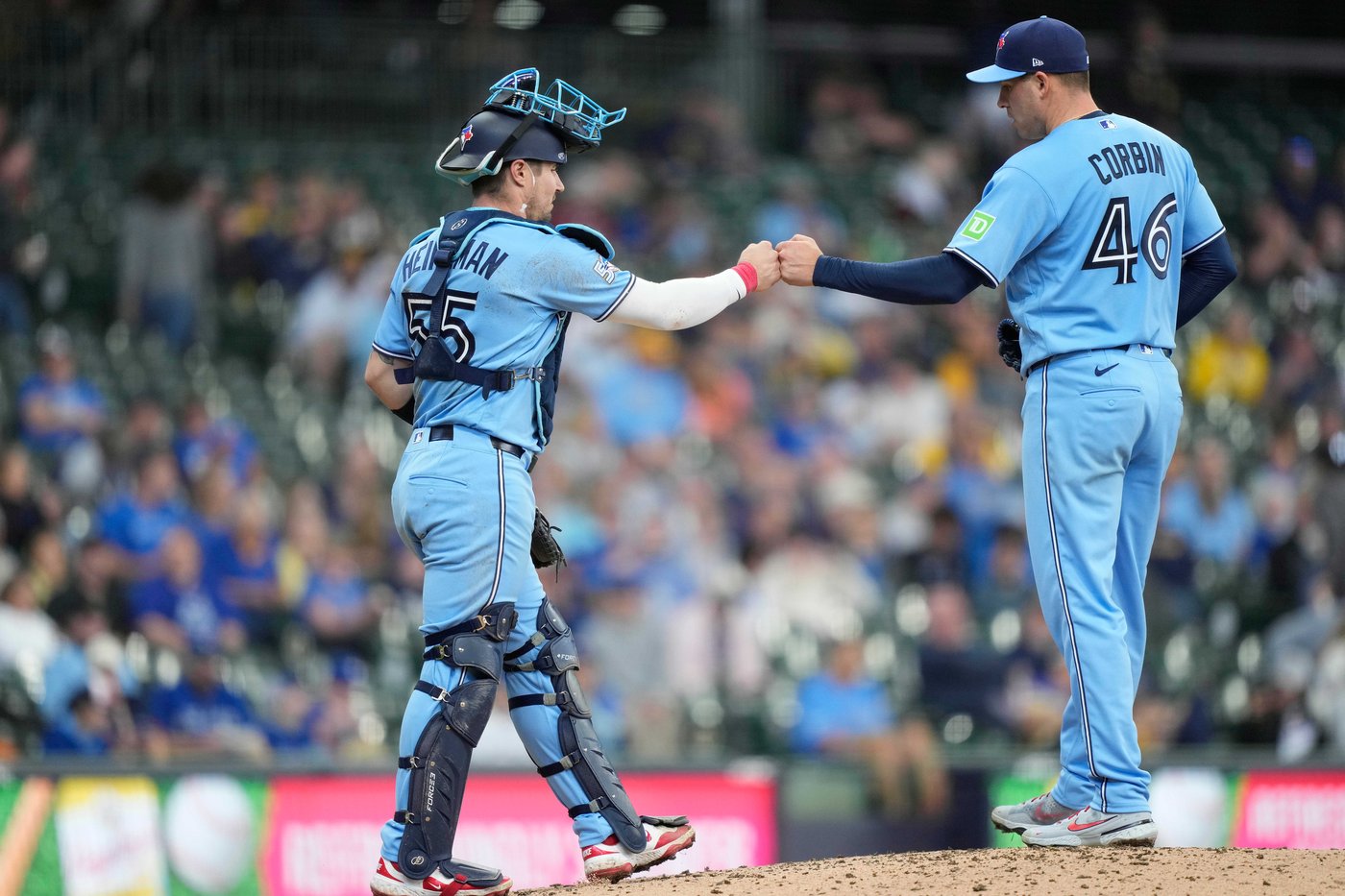 Brewers capitalize on three straight bunts to score go-ahead run in 2-1 win over Blue Jays | iNFOnews.ca