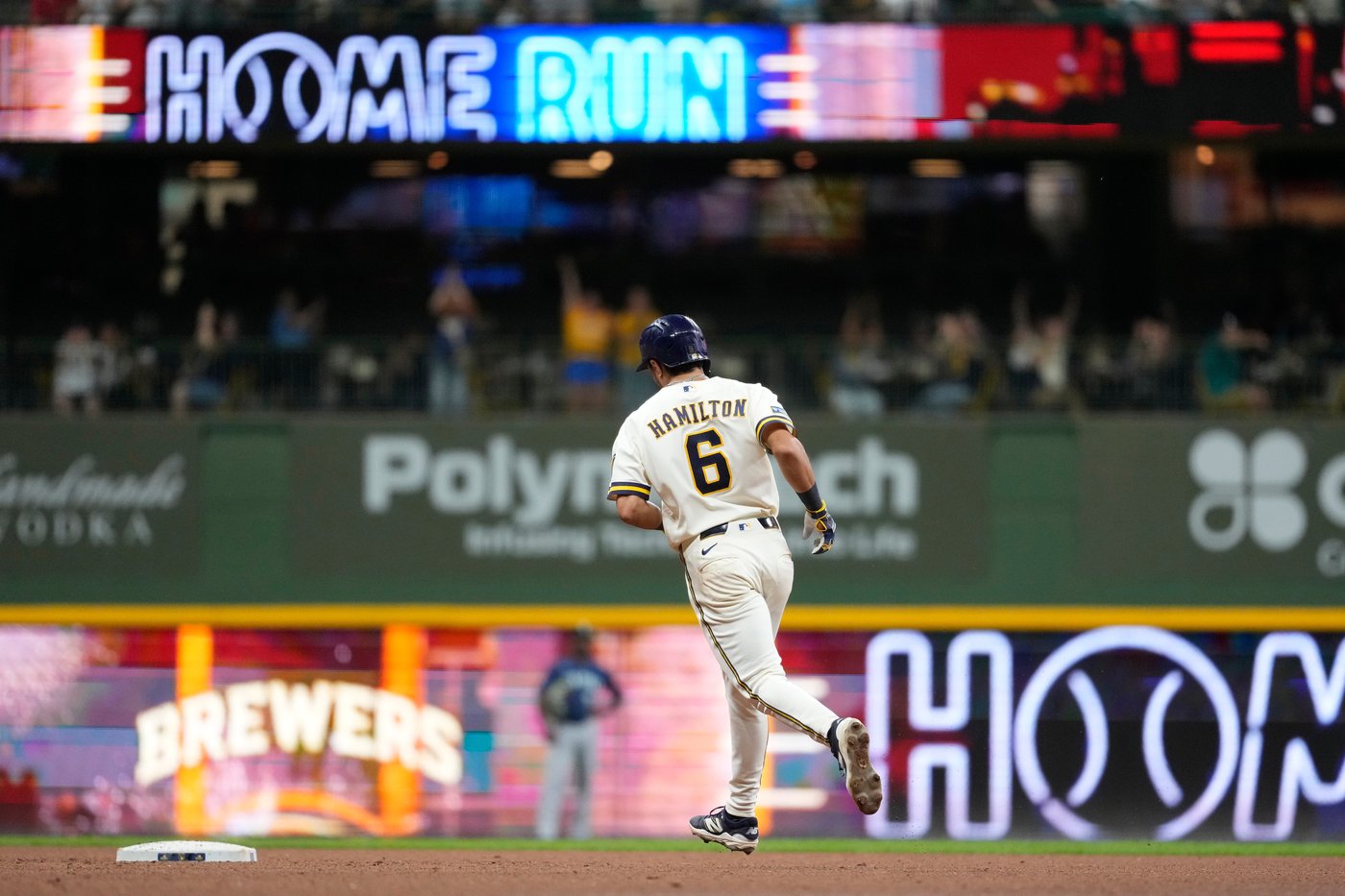 Brewers match baseball's modern-era record for biggest shutout, beating Mariners 22-0 | iNFOnews.ca