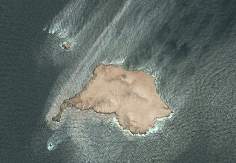 A British firm starts containment of oil spill from stricken tanker off Oman | iNFOnews.ca