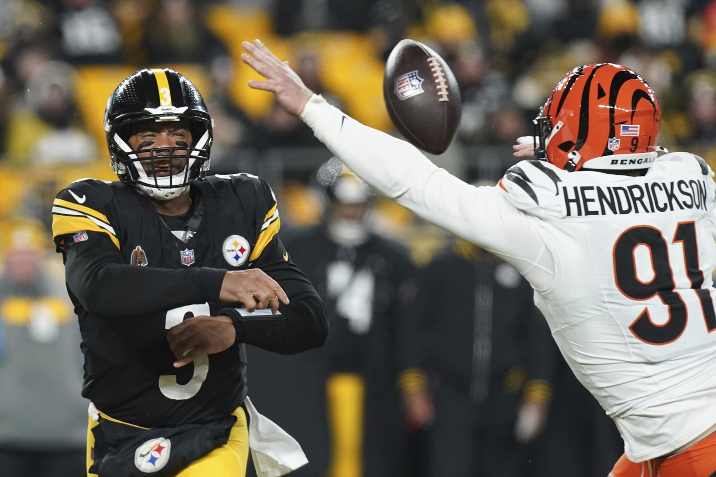 Joe Burrow and the Cincinnati Bengals keep their playoff hopes alive by edging the Steelers 19-17 | iNFOnews.ca
