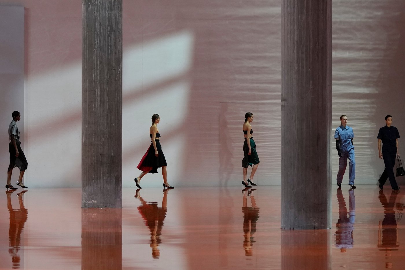 Prada's Milan runway offers the freedom to compose looks beyond fashion's conventions | iNFOnews.ca Prada's Milan runway offers the freedom to compose looks beyond fashion's conventions | iNFOnews.ca
