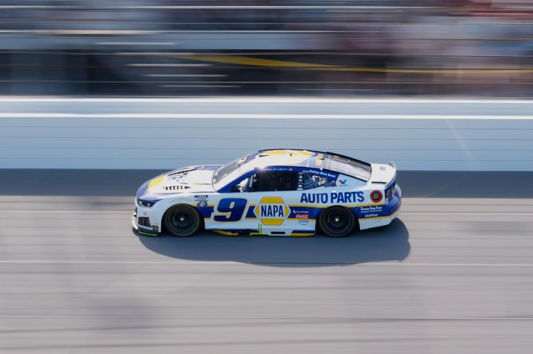 NASCAR race at Michigan stopped for crash involving Chase Elliott, Christopher Bell | iNFOnews.ca