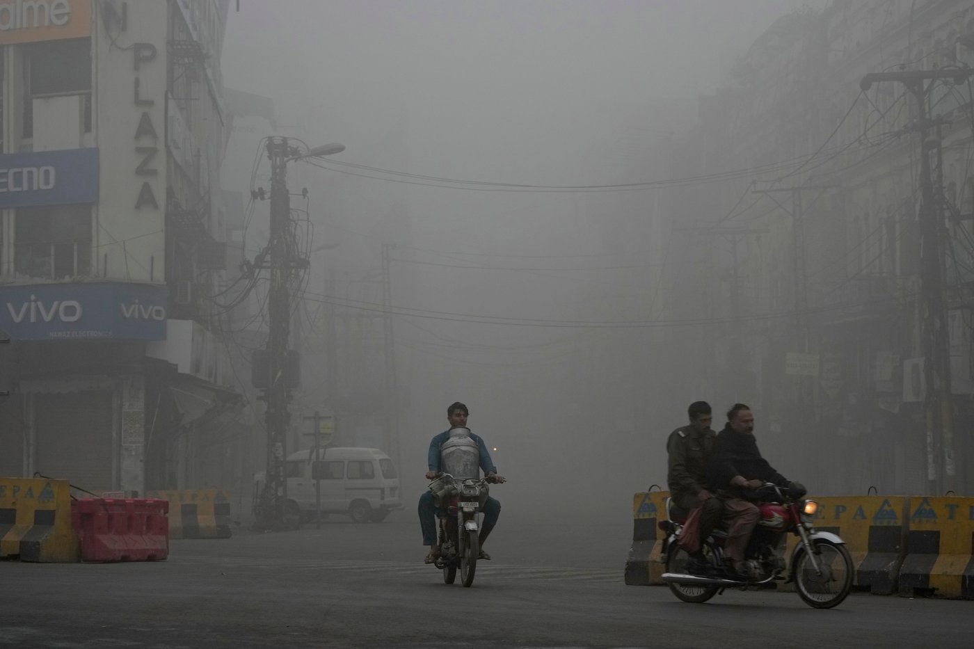 Pakistan uses anti-smog guns to fight air pollution in its cultural capital | iNFOnews.ca Pakistan uses anti-smog guns to fight air pollution in its cultural capital | iNFOnews.ca