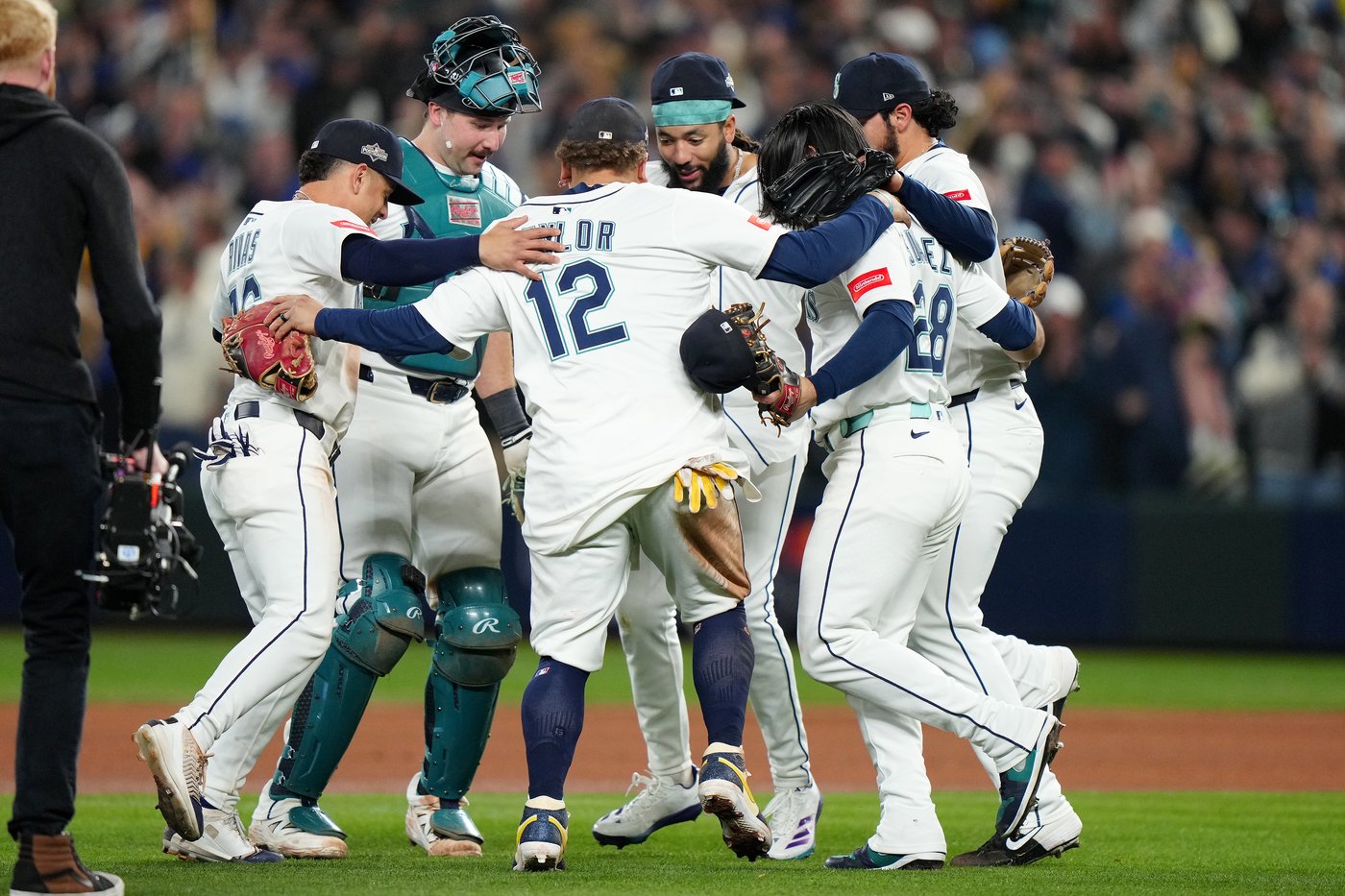 Photo Gallery: Mariners take 3-2 lead in ALCS with 6-2 win in Game 5 | iNFOnews.ca