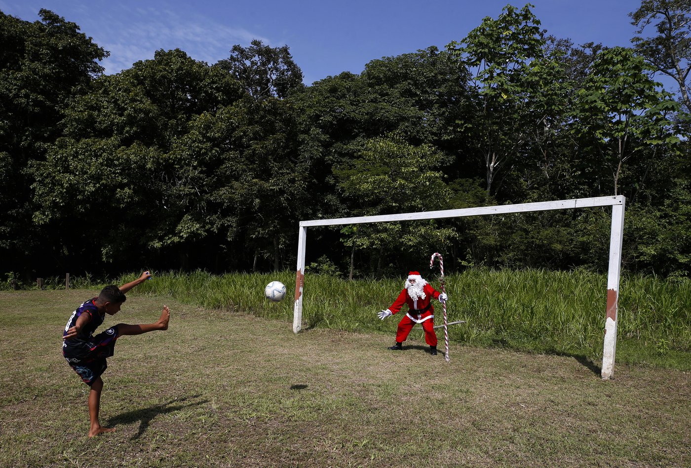 Santa braves the sticky heat of the Amazon jungle to bring gifts to children in Brazilian village | iNFOnews.ca