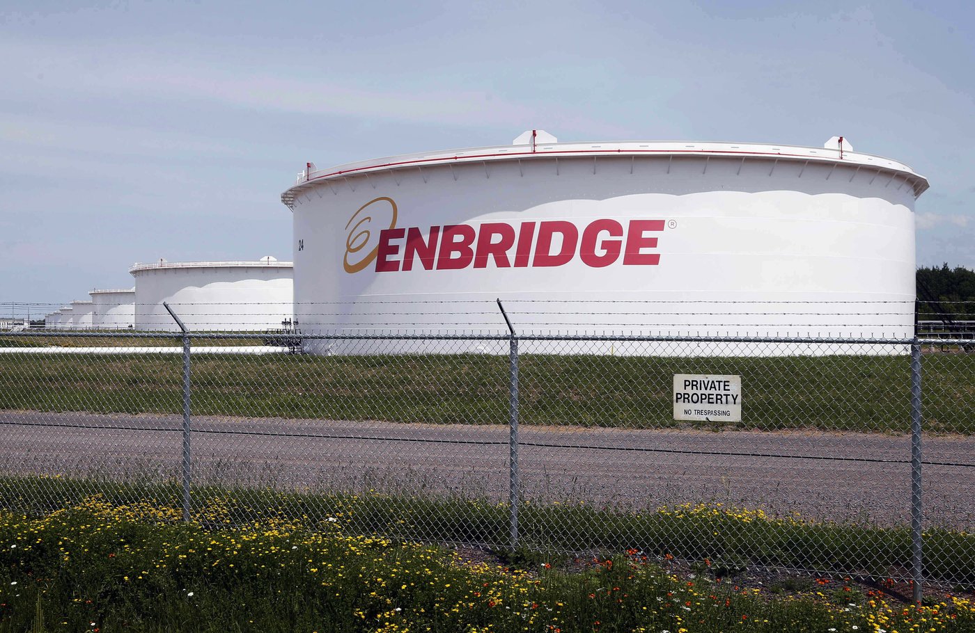 Enbridge's plan to fund policing costs of pipeline reroute in U.S. raises concerns | iNFOnews.ca