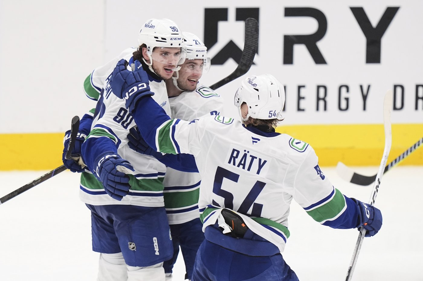 Canucks make NHL history with 3 goals in last minute of regulation, beat Stars 6-5 in OT | iNFOnews.ca Canucks make NHL history with 3 goals in last minute of regulation, beat Stars 6-5 in OT | iNFOnews.ca