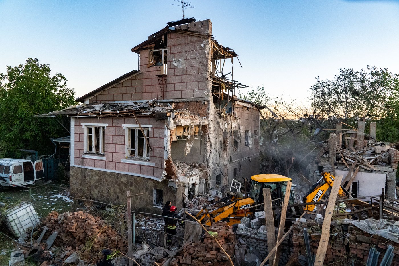 Russian attacks kill 6 in Ukraine and damage Kyiv’s Northern Bridge | iNFOnews.ca