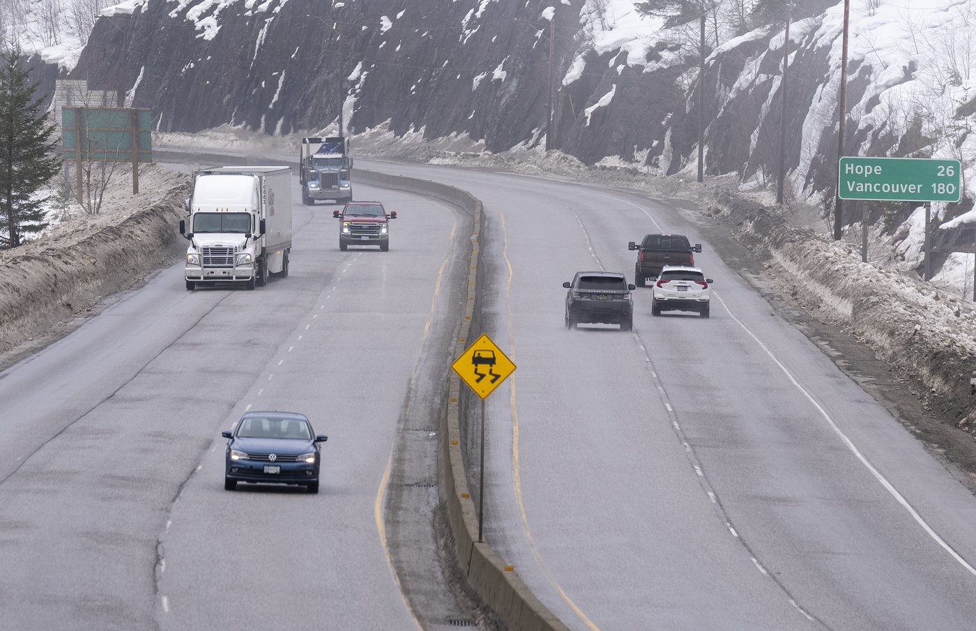 Truck blaze along in B.C.'s Coquihalla Highway sets off wildfire, closes route | iNFOnews.ca