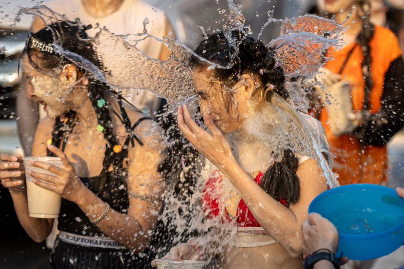 People spray water to celebrate the Thai New Year during the Songkran festival, in photos | iNFOnews.ca