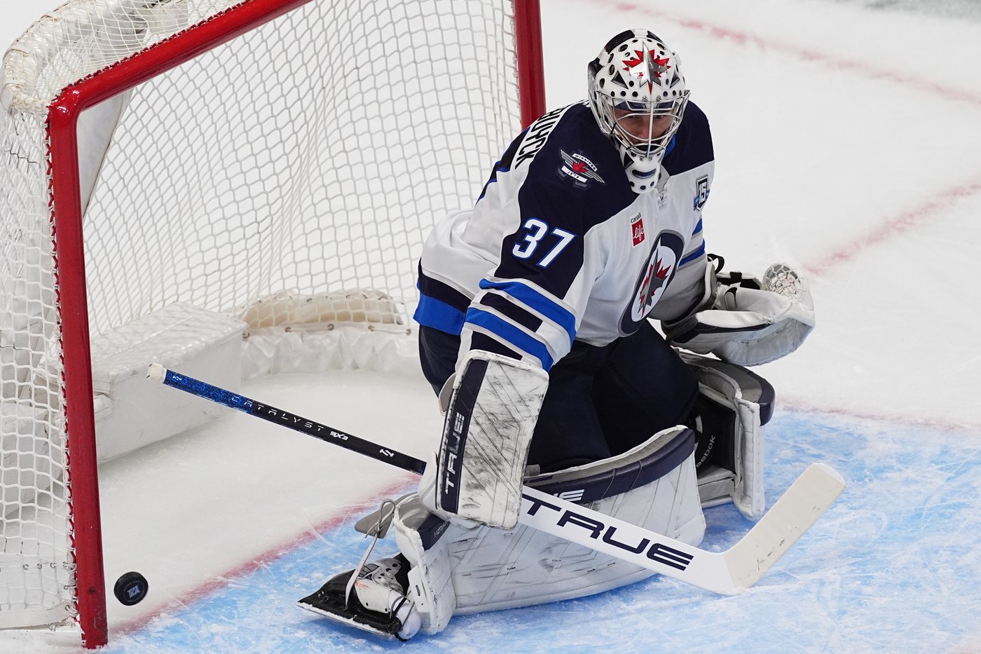 Burns, Necas give Avalanche early lead in 3-2 win over Jets for 12th straight home win | iNFOnews.ca