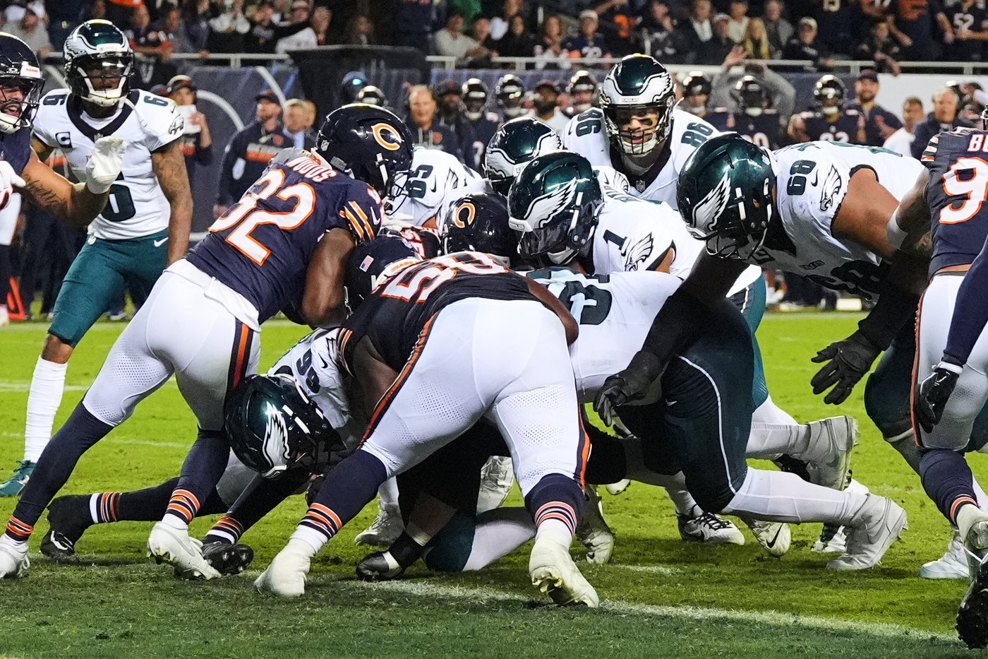 Case Keenum drives Chicago to 3 touchdowns as the Bears beat the Eagles 27-7 | iNFOnews.ca