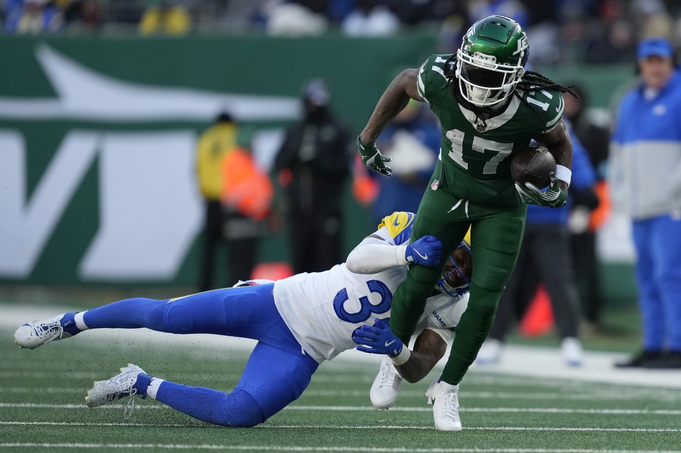 Jets wide receiver Davante Adams sits out practice with a hip ailment, Aaron Rodgers a full go | iNFOnews.ca
