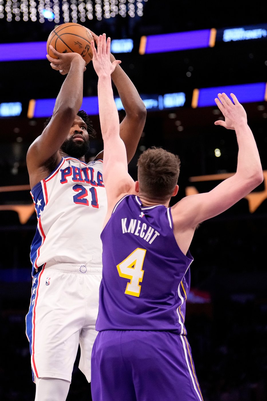 Austin Reaves scores 35, Lakers overcome Luka's injury departure for 119-115 win over Sixers | iNFOnews.ca