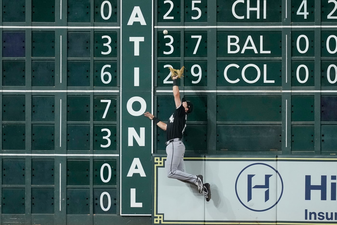 Velázquez hits 2-run homer and Smith adds 2-run double as Astros surge past White Sox, 6-3 | iNFOnews.ca