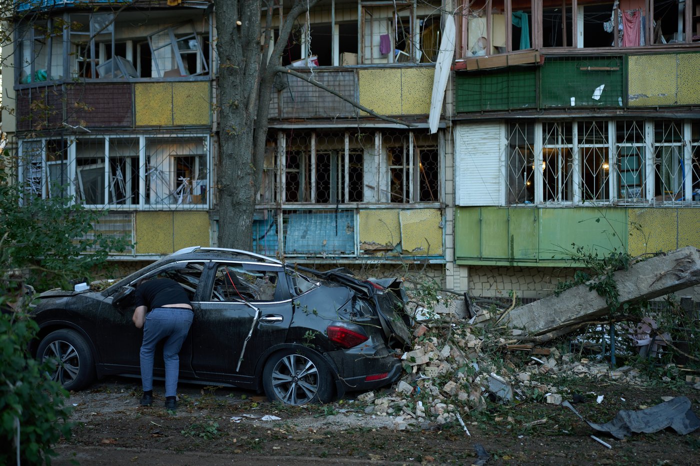 Photos show Kyiv residents clutching pets, collecting bodies after Russian missile and drone attack | iNFOnews.ca