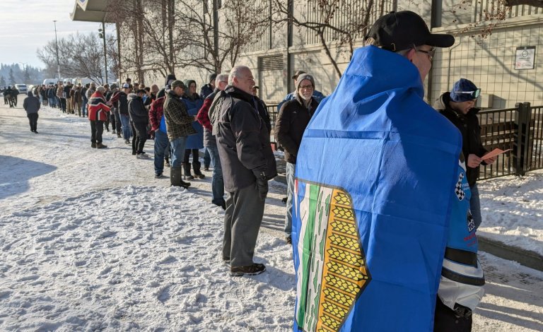 Hundreds line up in Calgary to sign petition to urge vote on Alberta quitting Canada | iNFOnews.ca
