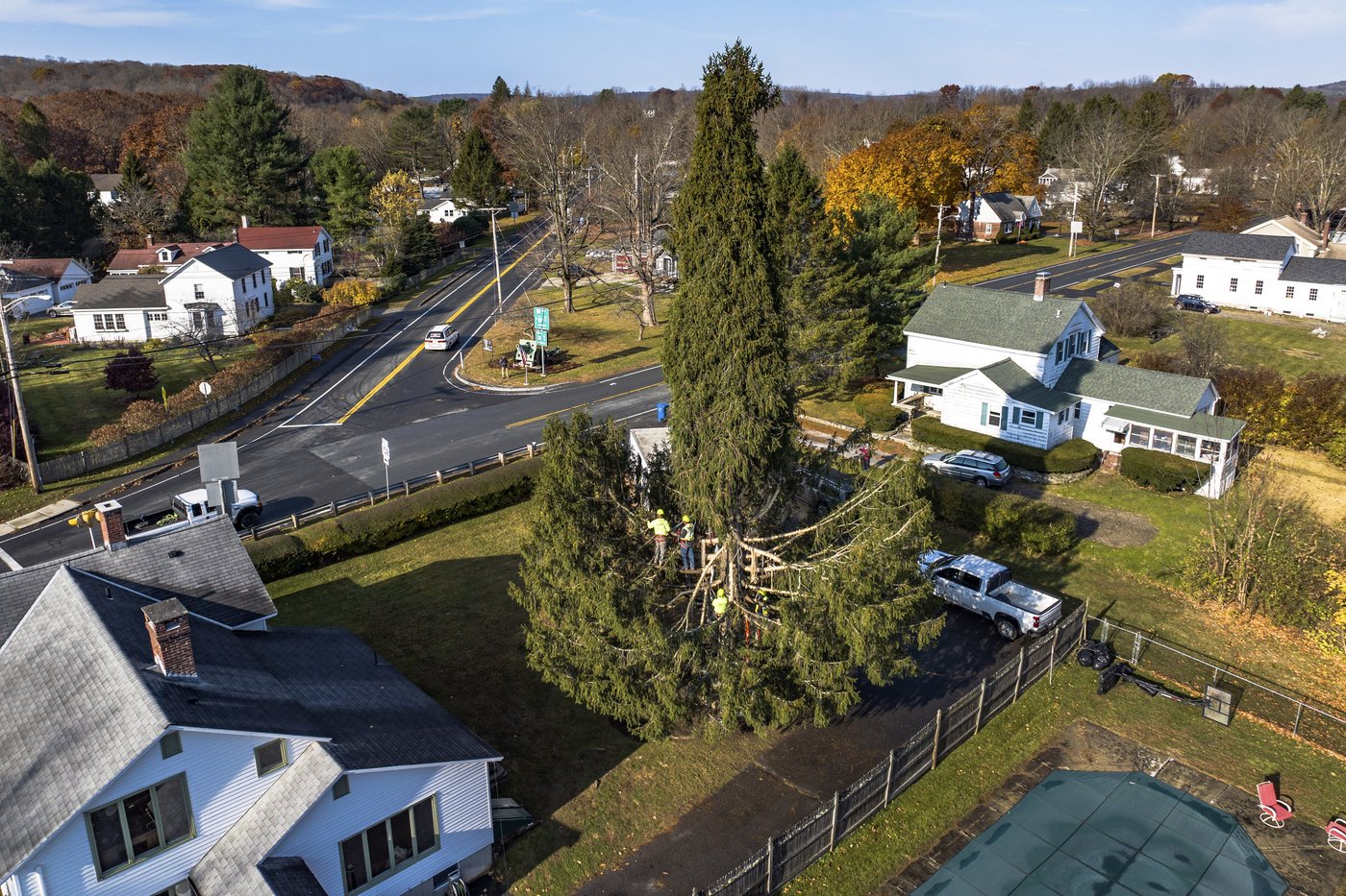 Crowds flock to tiny Massachusetts town to send off New York's Rockefeller Christmas tree | iNFOnews.ca