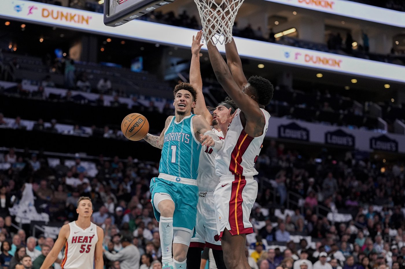 Jimmy Butler's scores 13 of 26 points in fourth quarter as Heat hold off pesky Hornets 114-106 | iNFOnews.ca