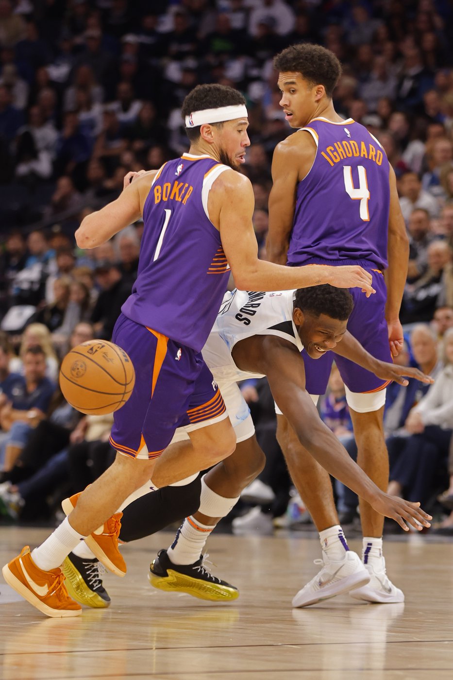Randle hits 3 at the buzzer to lift Timberwolves over Booker, Suns with 120-117 win | iNFOnews.ca Randle hits 3 at the buzzer to lift Timberwolves over Booker, Suns with 120-117 win | iNFOnews.ca