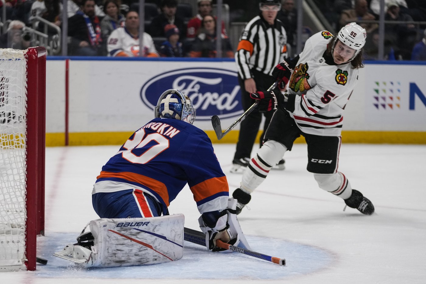 Holmstrom, Dobson lead Islanders to 5-4 win over Blackhawks | iNFOnews.ca
