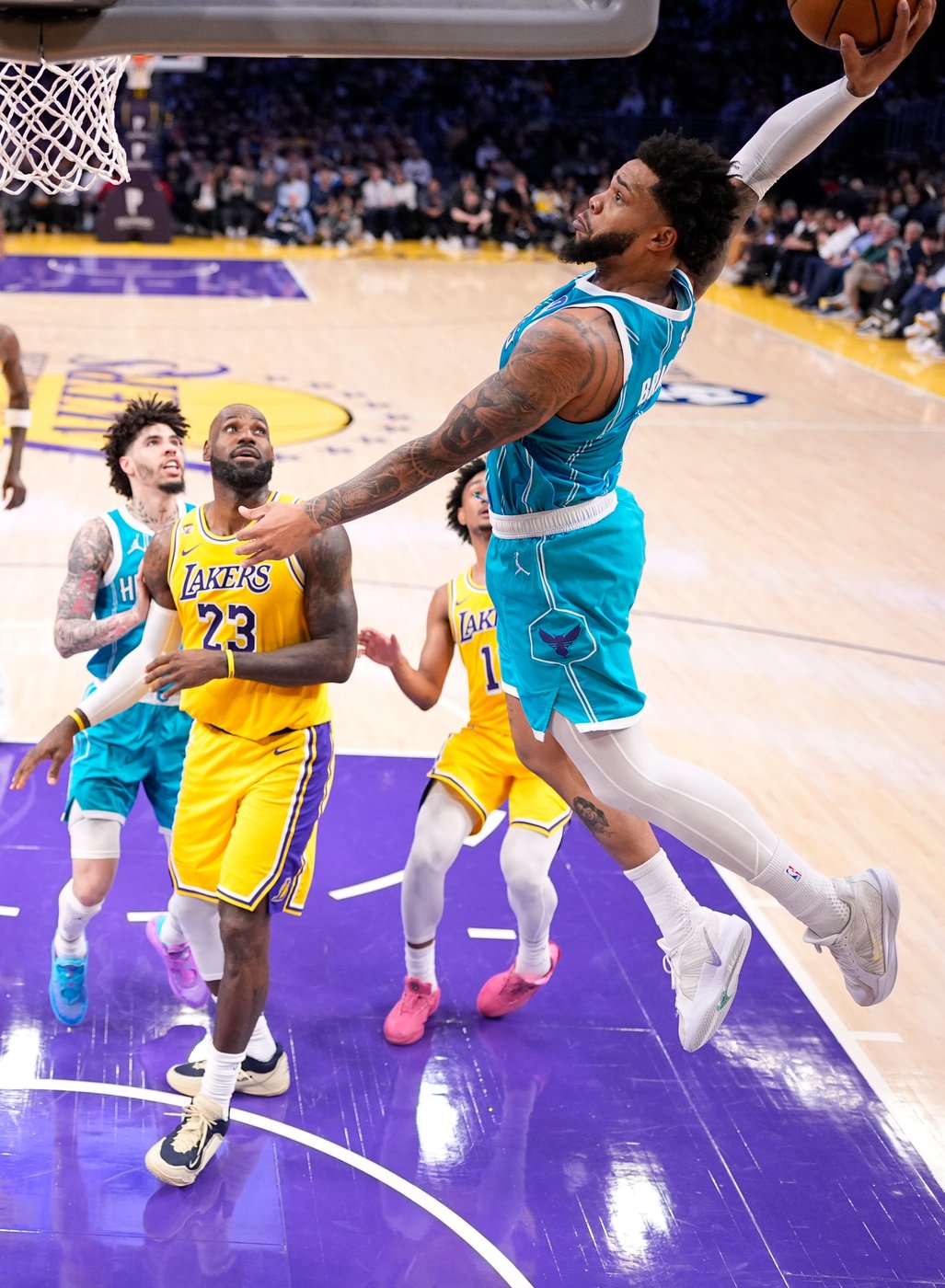 LaMelo Ball hits 9 3-pointers to lead Hornets to surprising 135-117 win over Luka's Lakers | iNFOnews.ca