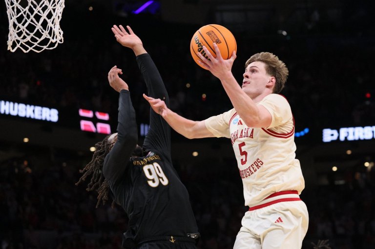 Frager's layup puts Nebraska ahead and Huskers reach Sweet 16 when Tanner's heave rims out for Vandy | iNFOnews.ca
