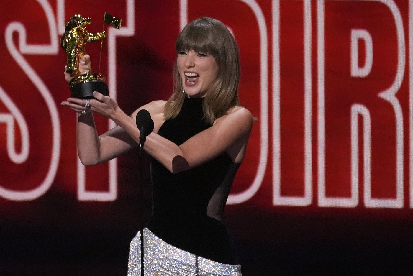 Taylor Swift becomes most-awarded artist in MTV VMAs history, dedicates top prize to Dolly Parton | iNFOnews.ca Taylor Swift becomes most-awarded artist in MTV VMAs history, dedicates top prize to Dolly Parton | iNFOnews.ca
