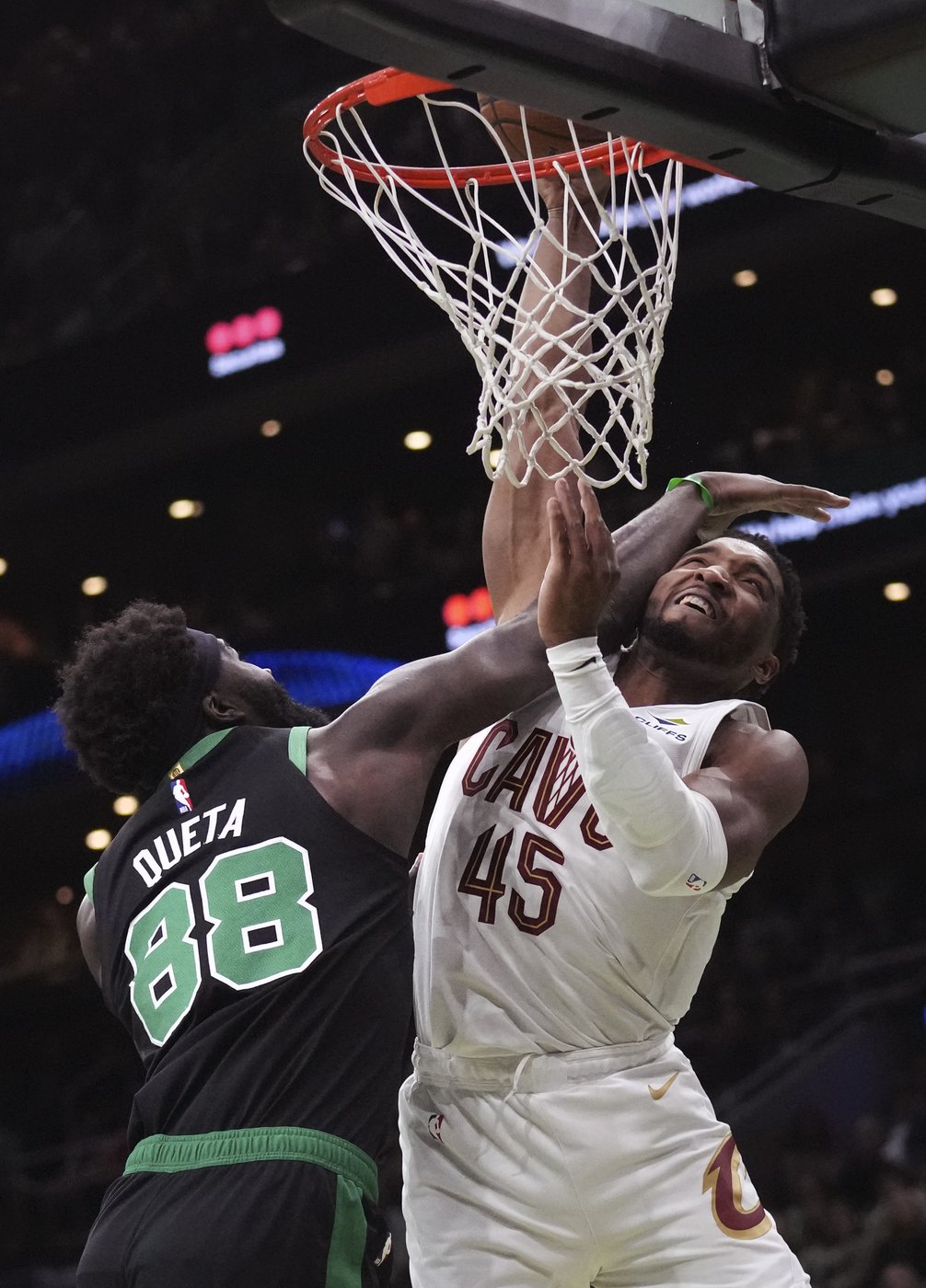 Celtics hand Cavaliers first loss of season, winning 120-117 to end Cleveland's 15-game win streak | iNFOnews.ca