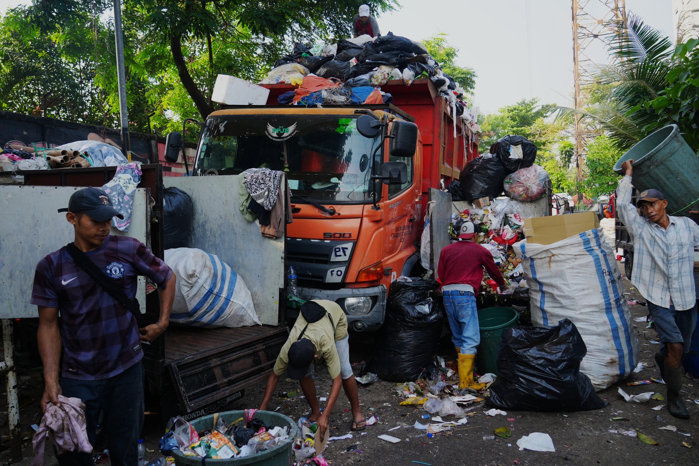 As Indonesia cuts methane emissions, life atop a mountain of garbage begins to change | iNFOnews.ca