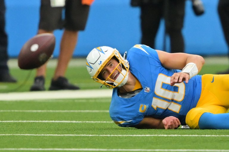 Chargers' Justin Herbert is off to a rough start under new coordinator Mike McDaniel | iNFOnews.ca