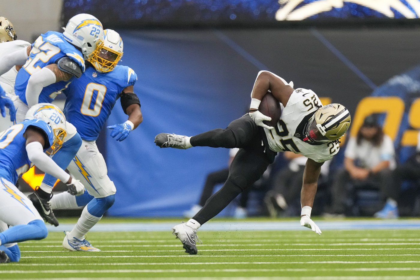 Ladd McConkey's 2 touchdowns propel Chargers to 26-8 victory over Saints | iNFOnews.ca Ladd McConkey's 2 touchdowns propel Chargers to 26-8 victory over Saints | iNFOnews.ca