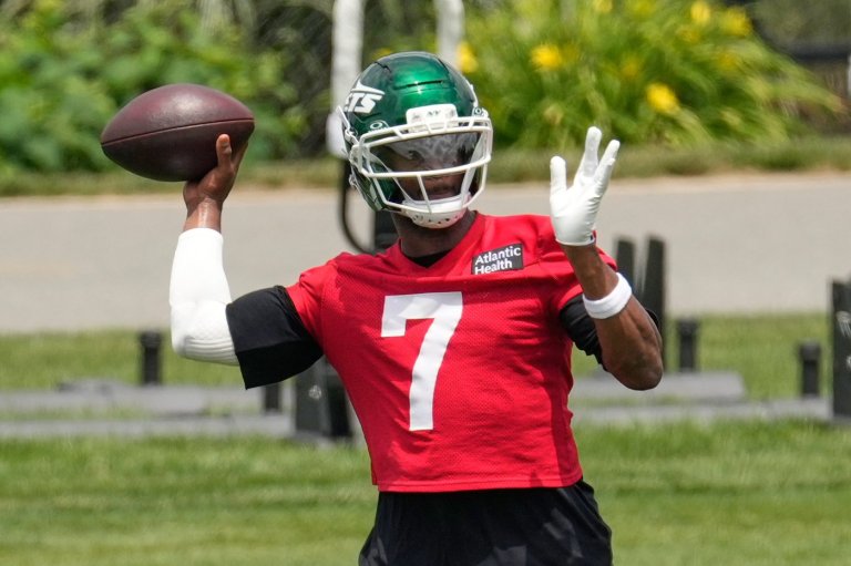 Jets' Geno Smith focused on getting back to work after being off-field 'distraction' in offseason | iNFOnews.ca