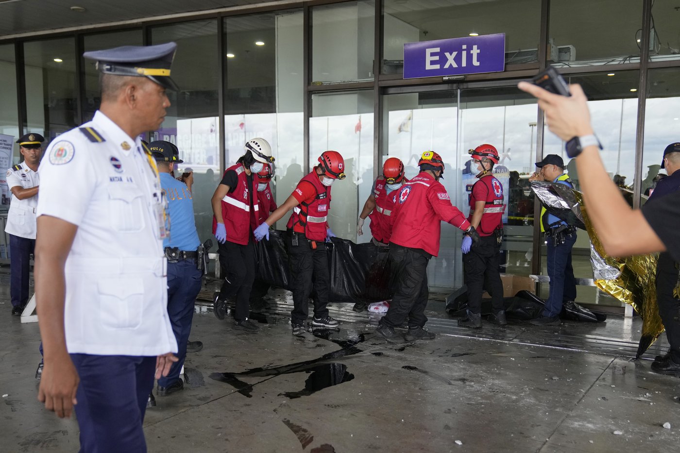 Vehicle crashes into entrance at Manila airport, killing 2 people including a young girl | iNFOnews.ca