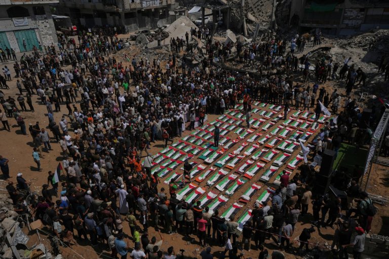 Palestinians hold mass funeral for 112 bodies finally recovered from a 2023 Gaza strike | iNFOnews.ca