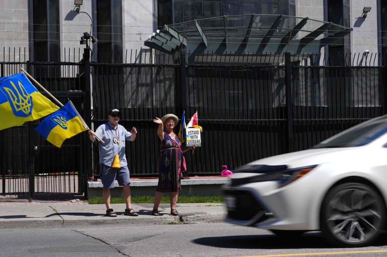 Russian embassy protesters keep daily picket, 4.5 years into Ukraine invasion | iNFOnews.ca