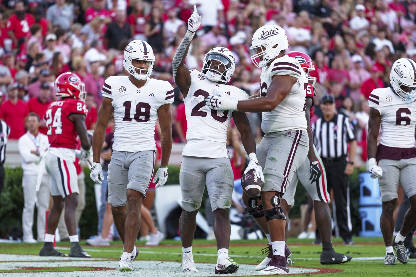 Beck passes for 459 yards and 3 TDs as No. 5 Georgia holds off Van Buren, Mississippi State 41-31 | iNFOnews.ca Beck passes for 459 yards and 3 TDs as No. 5 Georgia holds off Van Buren, Mississippi State 41-31 | iNFOnews.ca