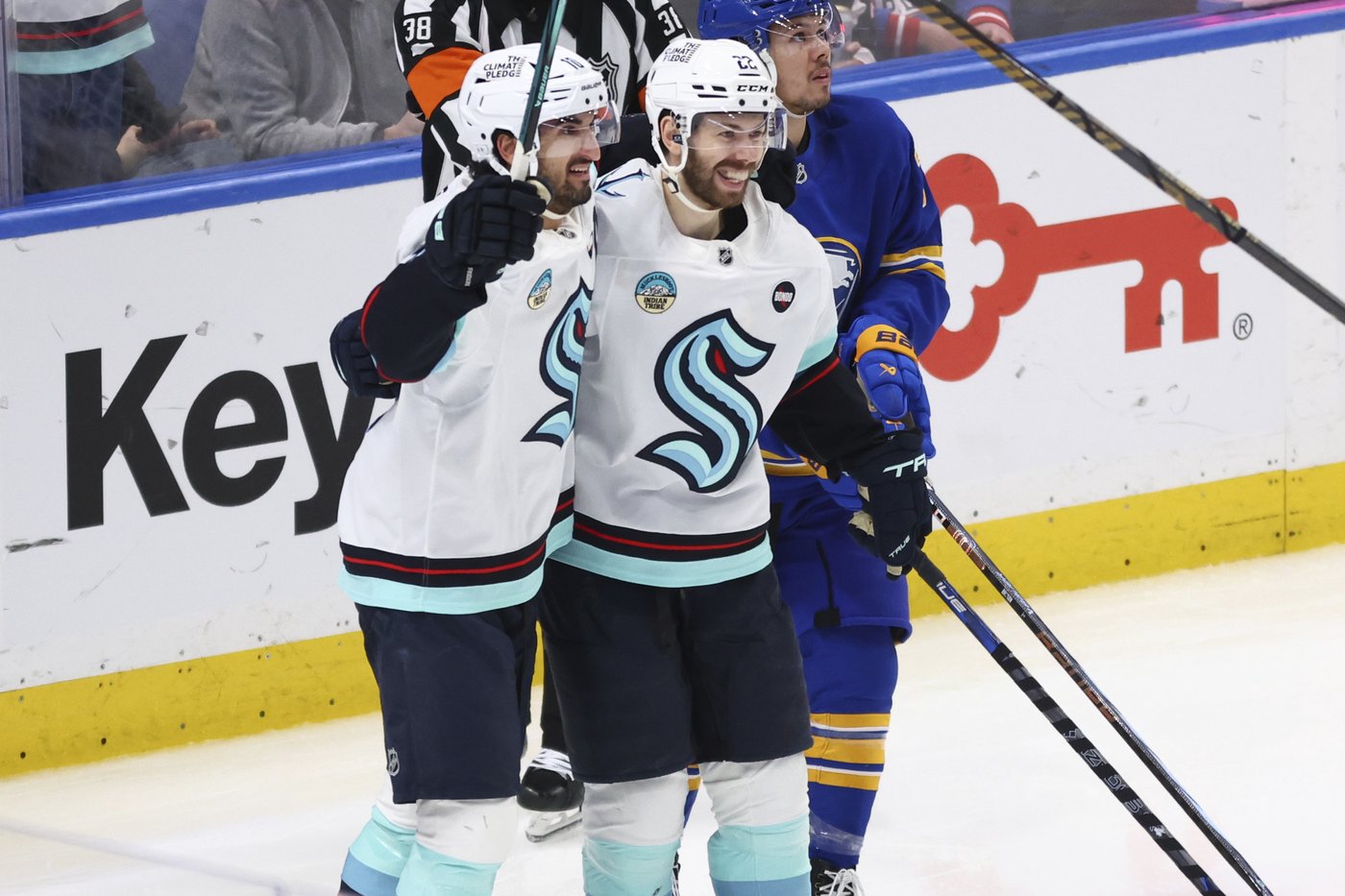 Kaapo Kakko scores twice in 3rd period in the Kraken's 6-2 victory over the Sabres | iNFOnews.ca