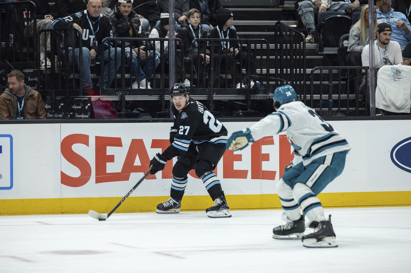 Hayton's late goal lifts Utah to 2-1 win over Sharks | iNFOnews.ca