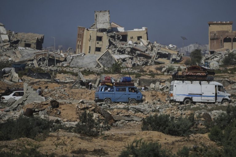 Photos of Palestinians fleeing as Israeli offensive looms over Gaza City | iNFOnews.ca
