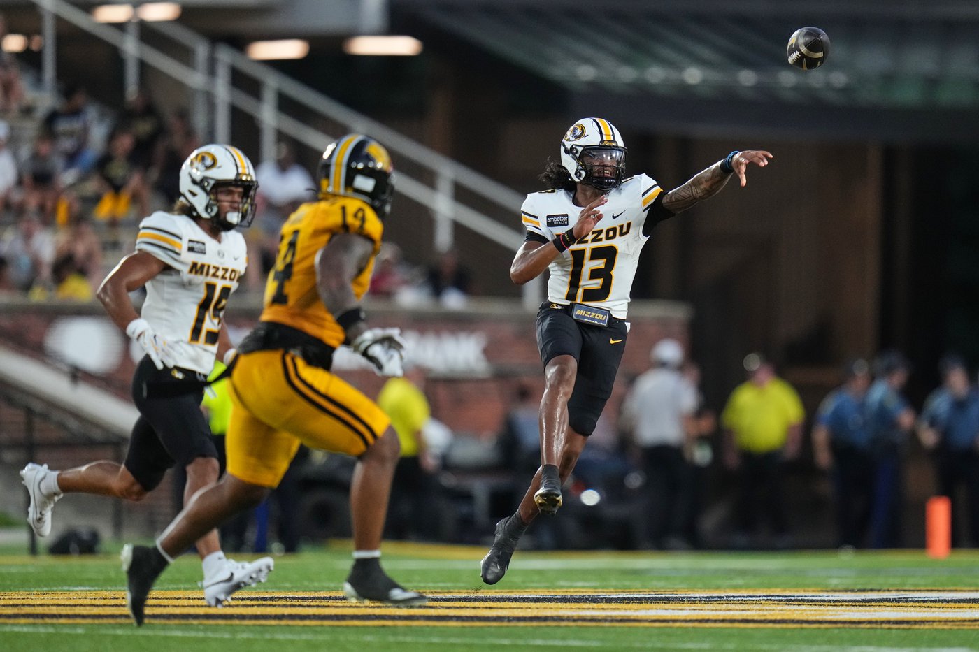 Ole Miss transfer Austin Simmons dazzles in Missouri debut, throwing 4 TD passes in a 54-14 rout | iNFOnews.ca Ole Miss transfer Austin Simmons dazzles in Missouri debut, throwing 4 TD passes in a 54-14 rout | iNFOnews.ca