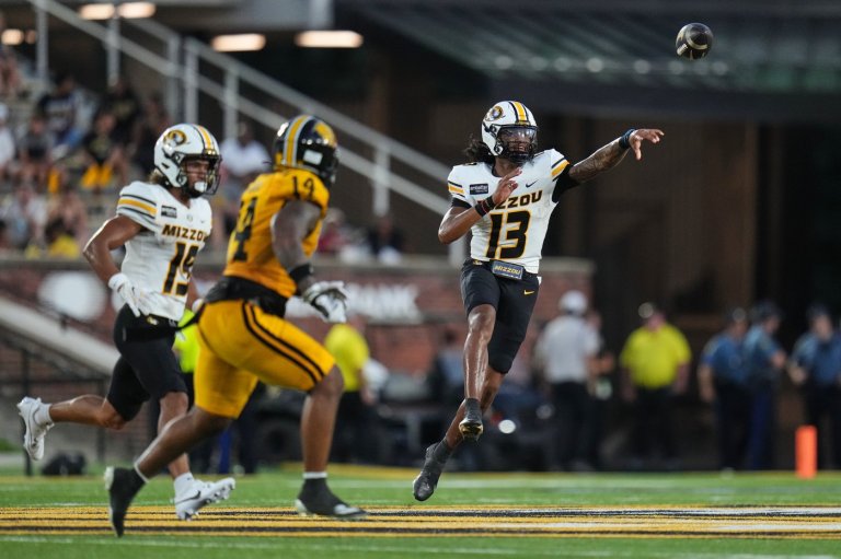 Simmons throws 4 TD passes in debut as No. 25 Missouri beats Arkansas-Pine Bluff 54-14 | iNFOnews.ca