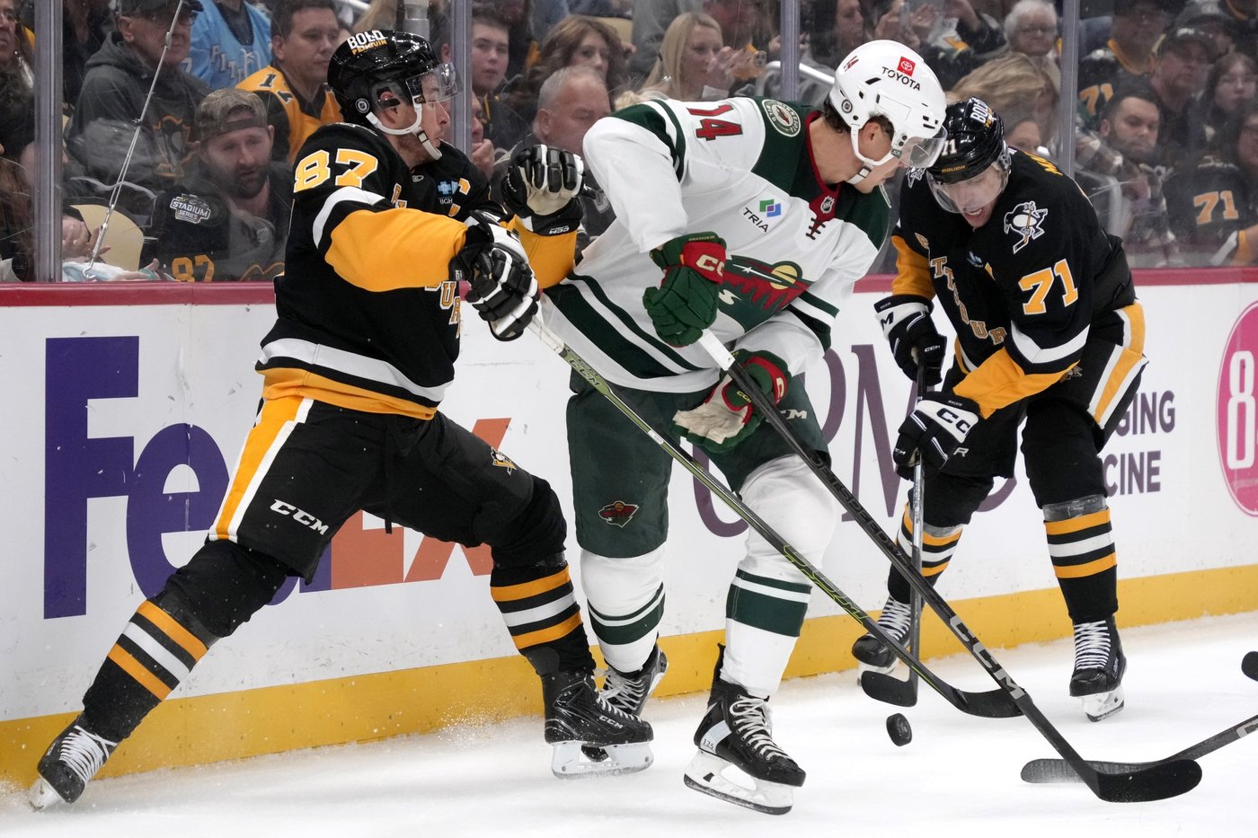 Marc-Andre Fleury stops 26 to lead Wild past Penguins 5-3 | iNFOnews.ca Marc-Andre Fleury stops 26 to lead Wild past Penguins 5-3 | iNFOnews.ca
