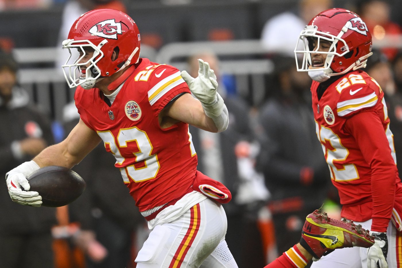 Mahomes throws 2 TD passes, leaves with ankle injury in Chiefs' 21-7 win. X-rays negative on star QB | iNFOnews.ca