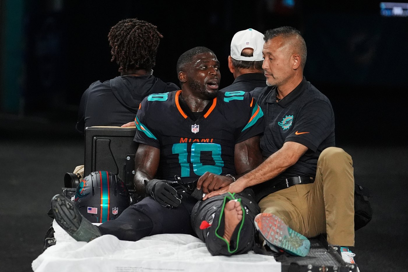 Dolphins' Tyreek Hill carted off field and taken to hospital with dislocated left knee | iNFOnews.ca