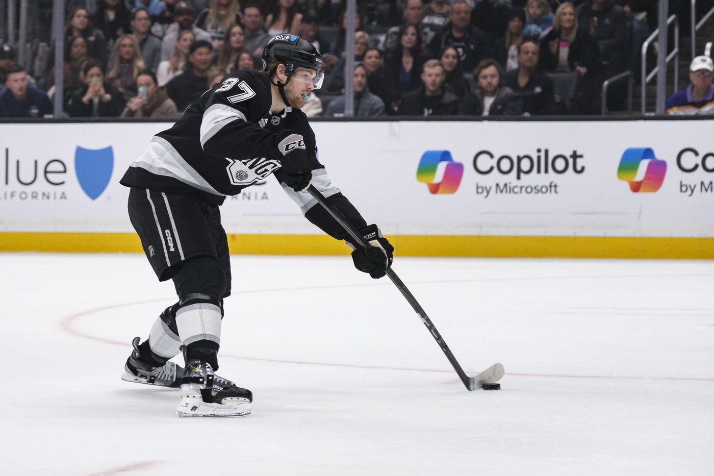 Kopitar scores twice in third, Kings fight back for 5-4 win over Flyers | iNFOnews.ca